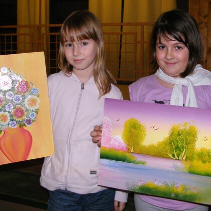 "Na, hogy tetszik?... melyikünk szebb?...én, vagy a kép?"