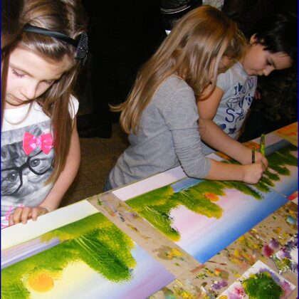 Szorgos festőlányok.