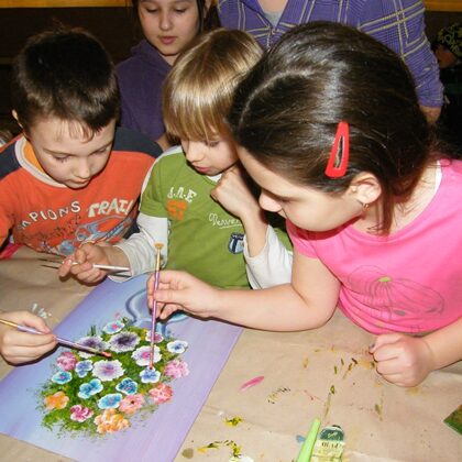 Sok kéz hamar kész.