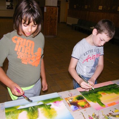 Testvérek festenek.