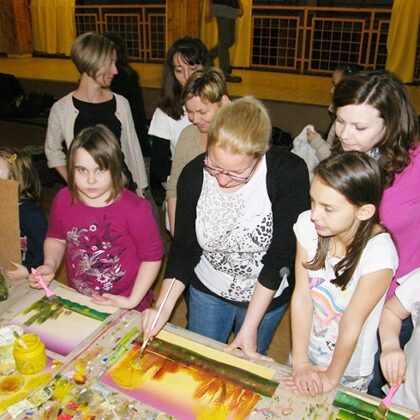 Tanár néni kedvet kapott a gyerekektől a festéshez.