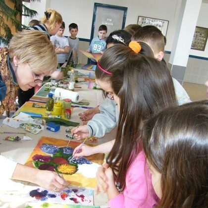 Tanár néni segít a kis tanítványainak.