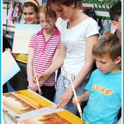 Tanár néni a diákjaval.