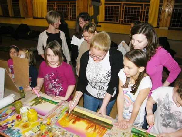 Tanár néni kedvet kapott a gyerekektől a festéshez.